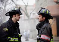 Chicago Fire – Geraten aneinander: Shane McRae als Eric Whaley, Taylor Kinney als Kelly Severide
