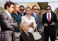 Geld.Macht.Liebe – ARD GELD.MACHT.LIEBE, Folge 8, MACHTKAMPF, Deutschland 2009, Regie Christine Kabisch Uhr im Ersten. Zur großen Springreiter-Qualifikation ist Markus (Roland Koch, 2.v. rechts) mit seiner Frau Sophia (Susanne Schäfer, 3.v. rechts) und seinem Sohn Frank (Johannes Zirner, rechts) erschienen. Auch Lilo (Gerlinde Locker, Mitte), Will Stern (Michael Brandner, 4.v. rechts) und Martine (Gunther Gillian, links) schauen gespannt zu.