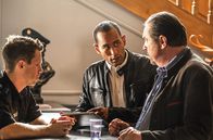 Watzmann ermittelt – Die Kommissare Jerry Paulsen (Peter Marton, M.) und Benedikt Beissl (Andreas Giebel, r.) und Polizist Max Ruffer (Nepo Fitz, l.) diskutieren den Fall.