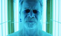 Last Hitman – Peter (Peter Mullan) ist der neue Gangsterfreund von Adams Mutter.