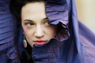 Marie Antoinette – Der König ist schwer erkrankt und liegt im Streben. Auf Druck seines Beichtvaters und aus Angst um sein Seelenheil muss seine Maitresse Madame du Barry (Asia Argento) den Hof verlassen ...