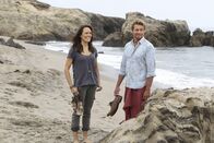 The Mentalist – Zwei Jahre nachdem er den Mörder seine Familie umgebracht hat, lebt Patrick Jane (Simon Baker) in Südamerika, um vor dem FBI sicher zu sein. Dort verliebt er sich in Kim Fischer (Emily Swallow, l.), die jedoch ein falsches Spiel mit ihm spielt ...