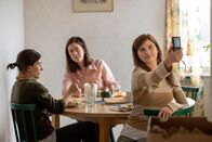 neoriginal: Riding in Darkness – Während Lotta (Malin Persson, M.) und Victoria (Hanna Ardéhn, r.) versuchen, gute Mine zum Bösen Spiel zu machen, kann Agnes (Tehilla Blad, l.) ihre Emotionen nicht so gut verbergen.