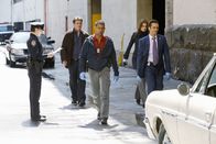 Castle – Ein Lateinamerikaner wird erschossen aufgefunden. Kevin Ryan (Seamus Dever, r.) und Javier Esposito (Jon Huertas, M.) bringen Castle (Nathan Fillion, 2.v.l.) und Beckett (Stana Katic, 2.v.r.) an den Fundort ...