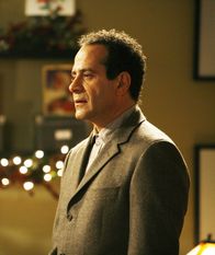 Monk – Monk (Tony Shalhoub) hat seine Zweifel, dass der verhaftete Mann wirklich der Mörder der zwei getöteten Frauen namens Julie Teeger ist.