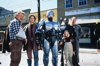 RoboCop 3 – Gemeinsam sind sie stark (v.l.n.r.): Zack (Stanley Anderson), Dr. Marie Lazarus (Jillian Hennessy), RoboCop (Robert John Burke), Nikko (Remy Ryan), Sergeant Reed (Robert DoQui) und Moreno (Daniel von Bargen) ...
