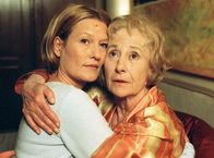 Mensch Mutter – Nach einer ehrlichen Aussprache endlich versöhnt: Vreni (Suzanne von Borsody, links) und ihre Mutter Hilde (Rosemarie Fendel).