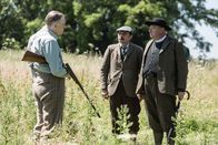 Father Brown – Inspektor Mallory (Jack Deam, 2.v.r.) und Father Brown (Mark Williams, r.) treffen den Grafen Lord Hollingworth (Jasper Jacobs, l.).