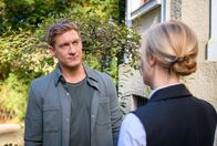 Sturm der Liebe – Vincent (Martin Walde, l.) tut souverän, als Katja (Isabell Stern, r.) und Markus zusammenarbeiten müssen.