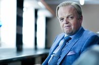 Sherlock – Sherlock Holmes hält den Geschäftsmann Culverton Smith (Toby Jones) für einen Serienkiller. Dieser präsentiert sich in der Öffentlichkeit als kinderliebender Wohltäter.