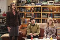 The Big Bang Theory – Während Amy (Mayim Bialik, l.) versucht, ihren Freund zu besänftigen, müssen Howard (Simon Helberg, M.) und Bernadette (Melissa Rauch, r.) in den sauren Apfel beißen ...