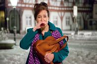 Fuchs und Gans – Nanu? Warum stolpert die frisch verliebte Frau Latzel (Caroline Ebner) in Tränen aufgelöst über den Marktplatz?