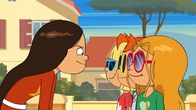 Power Sisters – Die Freundinnen tragen Sonnenbrillen, um undurchschaubar zu sein.