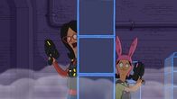 Bob's Burgers – Linda (l.) hat Angst, dass Louise (r.) sie nicht mag und zwingt diese sehr zu deren Missfallen zu einem achtstündigen "Phenomimom"-Semiar