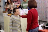 The Middle – Brick (Atticus Shaffer, l.), Sue und Axl dürfen jeweils mit ihren Eltern Frankie (Patricia Heaton, r.) und Mike an einem Tag einen Ausflug machen. Während Sue ihre Eltern nötigt, 17 verschiedene Dinge mit ihr zu unternehmen, will Axl Paintball spielen und Brick zu einer Sci-Fi-Convention gehen ...