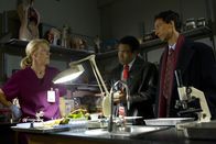 Community – Ganz im Stile von "Law & Order" nehmen Troy (Donald Glover, M.) und Abed (Danny Pudi, r.) die Ermittlungen auf und gehen mit Unterstützung einer Botanikerin (Leslie Hendrix, l.) jeder Spur ganz genau nach ...
