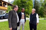 Watzmann ermittelt – Benedikt Beissl (Andreas Giebel, l.) und Jerry Paulsen (Peter Marton, M.) unterhalten sich mit Veit Wieland (Hans Stadlbauer, r.)