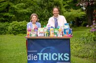 Die Tricks ... – In „Die Tricks mit Waschmittel, Weichspüler und Co.“ finden Anna Planken und Jo Hiller: Nicht alles, was duftet, reinigt auch. Und nicht alles, was glänzt, ist gut für Gesundheit oder Umwelt.