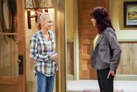 Mom – Christy (Anna Faris, l.); Rebecca (Amy Pietz, r.)