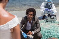 Deadly Tropics – Am Tatort angekommen, staunt Aurélien Charlery (Julien Béramis) nicht schlecht als er sieht, wer ihm gegenübersteht.