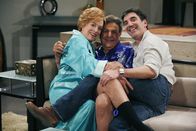 Two and a Half Men – Bei den Dreharbeiten: Holland Taylor (l.), Mike Connors (M.) und Produzent (Chuck Lorre, r.) ...