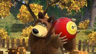 Mascha und der Bär – Der Bär hält sein Ohr an den Staubsauger.