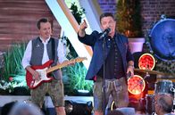Sommer-Spaß mit Andy Borg – Stefan Mross (rechts) gemeinsam mit Jens Neher (links) beim Sommer-Spaß mit Andy Borg.