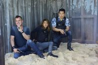 MacGyver – Nach einem massiven Erdbeben auf Hawaii helfen Mac und Jack (George Eads, l.) den Ermittler-Kollegen Kono (Grace Park, M.) und Chin (Daniel Dae Kim. r) von Hawaii-Five-O bei der Rettung einer Gruppe von Wissenschaftlern und geraten anschließed selbst in ungeahnte Gefahr ...