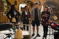 Navy CIS: L.A. – Die neue Assistant Director Shay Mosley (Nia Long, l.) hat mit ihrer Assistentin Special Agent Harley Hidoko (Andrea Bordeaux, 2.v.l.) gleich eine Mission für das NCIS L.A. Team (Reneé Felice Smith, r.; Barrett Foa, 2.v.r.): Los Angeles wird laut Informationen des Geheimdienstes von einem Raketenangriff Nordkoreas bedroht. Doch dem Team läuft die Zeit davon ...