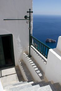 Griechenland - Von Insel zu Insel – Das Kloster Chossowiotissa auf Amorgos klebt seit 1200 Jahren wie ein Schwalbennest im Fels hier leben nur noch drei Mönche.