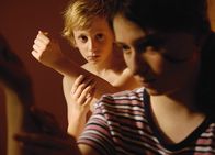 Home – Home Julien tröstet seine Schwester: Kacey Mottet Klein als Julien, Madeleine Budd als Marion
