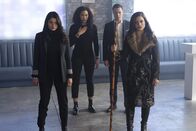 Charmed – (v.l.n.r.) Mel Vera (Melonie Diaz); Macy Vaughn (Madeleine Mantock); Harry Greenwood (Rupert Evans); Maggie Vera (Sarah Jeffery)