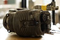 Mayday - Alarm im Cockpit – Ermittler untersuchen die Reifen und hydraulischen Bremskomponenten der Boeing 737-800, um festzustellen, ob das Bremssystem ordnungsgemäß funktioniert hat oder ob ein mechanischer Defekt den Air India Express Flug 1344 daran gehindert hat, vor dem Absturz in eine Schlucht am Calicut International Airport in Indien anzuhalten. (Cineflix 2025/Shay Markowitz)