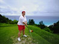 Verrückt nach Meer – Passagierin Erna beim Golfen auf dem Platz Lemuria auf der Seychellen-Insel Praslin.