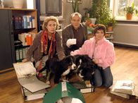 Polizeiruf 110 – Einsfestival POLIZEIRUF 110: DIE PRÜFUNG, Buch: Boris Gullotta Uhr. Die beiden Kriminalhauptkommissare Jürgen Tauber (Edgar Selge) und Jo Obermaier (Michaela May) mit Andrea Aschberg (Esther Zimmering, rechts).