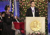 The Big Bang Theory – Amy Farrah Fowler (Mayim Bialik, l.); Sheldon Cooper (Jim Parsons, r.)