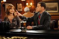 Two and a Half Men – Was ist mit Waldens Ex-Frau Bridget (Judy Greer, l.) und Alan (Jon Cryer, r.) los?
