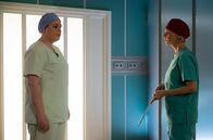 In aller Freundschaft – Dr. Kathrin Globisch (Andrea Kathrin Loewig, re.) fragt Schwester Miriam (Christina Petersen, li.) nach einem Patienten. Miriam findet das alles mysteriös: Was haben nur alle mit diesem Obdachlosen?