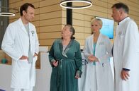 In aller Freundschaft – SENDER: ARD - SENDETITEL: In aller Freundschaft Folge 819 - UNTERTITEL: Alle guten Geister - CAPTION: ARD/MDR IN ALLER FREUNDSCHAFT FOLGE 819, "Alle guten Geister" Uhr im ERSTEN..Marlies Böhmer (Ursula Werner, 2.v.li.) hat von Dr. Kathrin Globischs (Andrea Kathrin Loewig, 2.v.re.) Tochter Hanna erfahren, dass ihr Sohn Hannas Vater ist. Nun will sie von Dr. Globisch erfahren, wieso Hanna das behauptet. Kathrins Freunde Martin (Bernhard Bettermann, li.) und Roland (Thomas Rühmann, re.) versuchen Kathrin beizustehen..