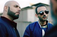 Manayek - Die Verräter – Die Ermittlungen gegen Barak beginnen Tamir (Kobi Shimoni, li.) und Gili Shmayas (Avi Salama, re.) Geschäfte zu bedrohen.