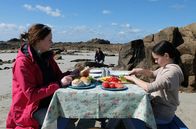 Zu Tisch ... – Familie Sholl beim Picknick am Strand: Auf der Kanalinsel Guernsey, zwischen Frankreich und Großbritannien gelegen, mischen sich beide Kulturen – und Küchen!