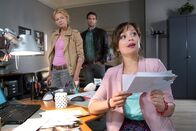 Akte Ex – Eifersucht: Lukas Hundt (Oliver Franck, M.) wartet auf den richtigen Moment, um Sekretärin Yvette Müller (Sarah Allles, r.) im Beisein von Kristina Katzer (Isabell Gerschke, l.) nach einem Date zu fragen.