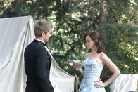 Gilmore Girls – Für Informationen über die "Live And Death Briadge" lässt sich Rory (Alexis Bledel, r.) auf ein außergewöhnliches Fest mit Logan (Matt Czuchry, l.) ein. Dass sie hierfür sogar Dean versetzt, erfreut diesen gar nicht ...