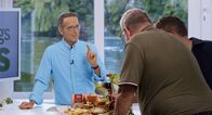 Die Ernährungs-Docs – NDR Fernsehen DIE ERNÄHRUNGS-DOCS, "Iss Dich gesund!" Uhr. Was steckt drin? Matthias Riedl weist Sven K. und seinen Mann Adrian auf die vielen Zusatzstoffe in ihrem Essen hin. Zukünftig sollen die Beiden auf natürliche Lebensmittel setzen.