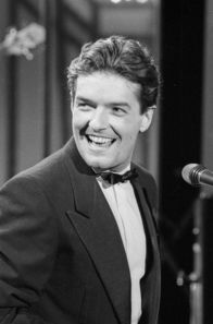 Falco - Mon Amour – Falco im Sakko mit Fliege: Besonders Mitte der 1980er Jahre gehörte sie zu seinem eleganten "Dandy-Look".