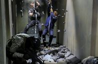 MacGyver – Dem inhaftierten Auftragskiller Murdoc ist es gelungen, jemanden bei der Phoenix Foundation einzuschleusen. Gemeinsam bringen sie das gesamte Gebäude in ihre Gewalt und versuchen nun, alle Mitarbeiter zu töten. MacGyver (Lucas Till, r.) und Jack (George Eads, l.) haben alle Hände damit zu tun, die Angreifer auszuschalten ...