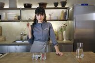 Zu Tisch mit Lucie - Kitchen Hacks – Köchin Lucie zeigt, woran man erkennt, dass es sich um echten Safran handelt.