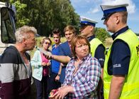 Heimat ist kein Ort – Ende einer Dienstfahrt: Die polnische Polizei lässt Klaus (Jörg Schüttauf, li.) pusten – mit bösen Folgen. Jule (Karolyna Lodyga, 2. v. li.), Uwe (Sönke Möhring, 3. v. li.), Krzysztow (Piotr Witkowski) und Inge (Marie Gruber, 3. v. re.) sehen schon das Unglück kommen.