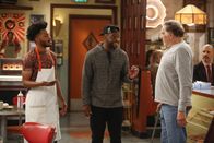 Superior Donuts – (v.l.n.r.) Franco (Jermaine Fowler); Sweatpants (Rell Battle); Arthur (Judd Hirsch)