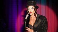Der Bozen-Krimi – Sänger Anton (Vladimir Burlakov) tritt als „Isabella“ auf.